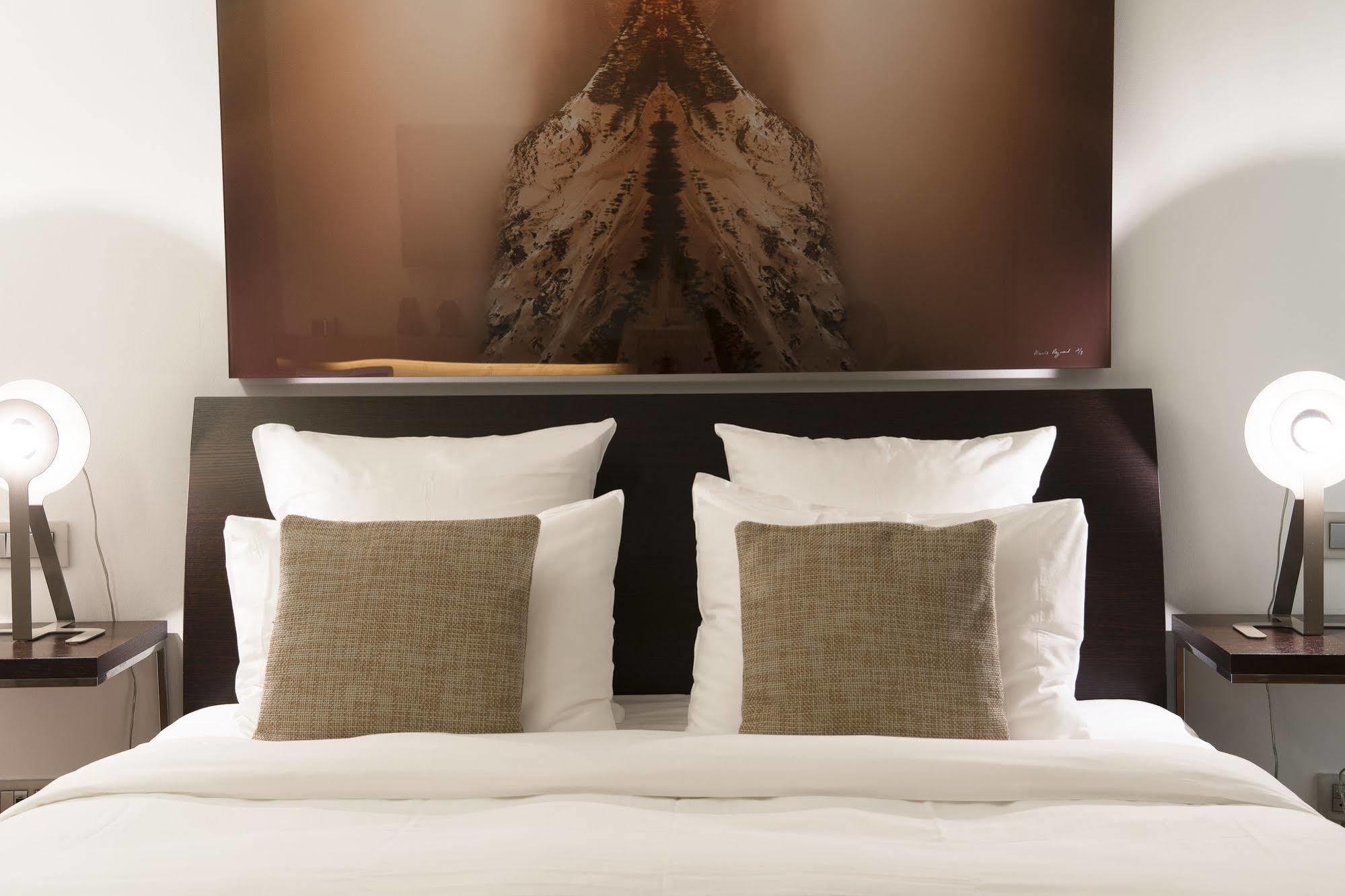 La Cour Des Augustins Boutique Gallery Design Genf