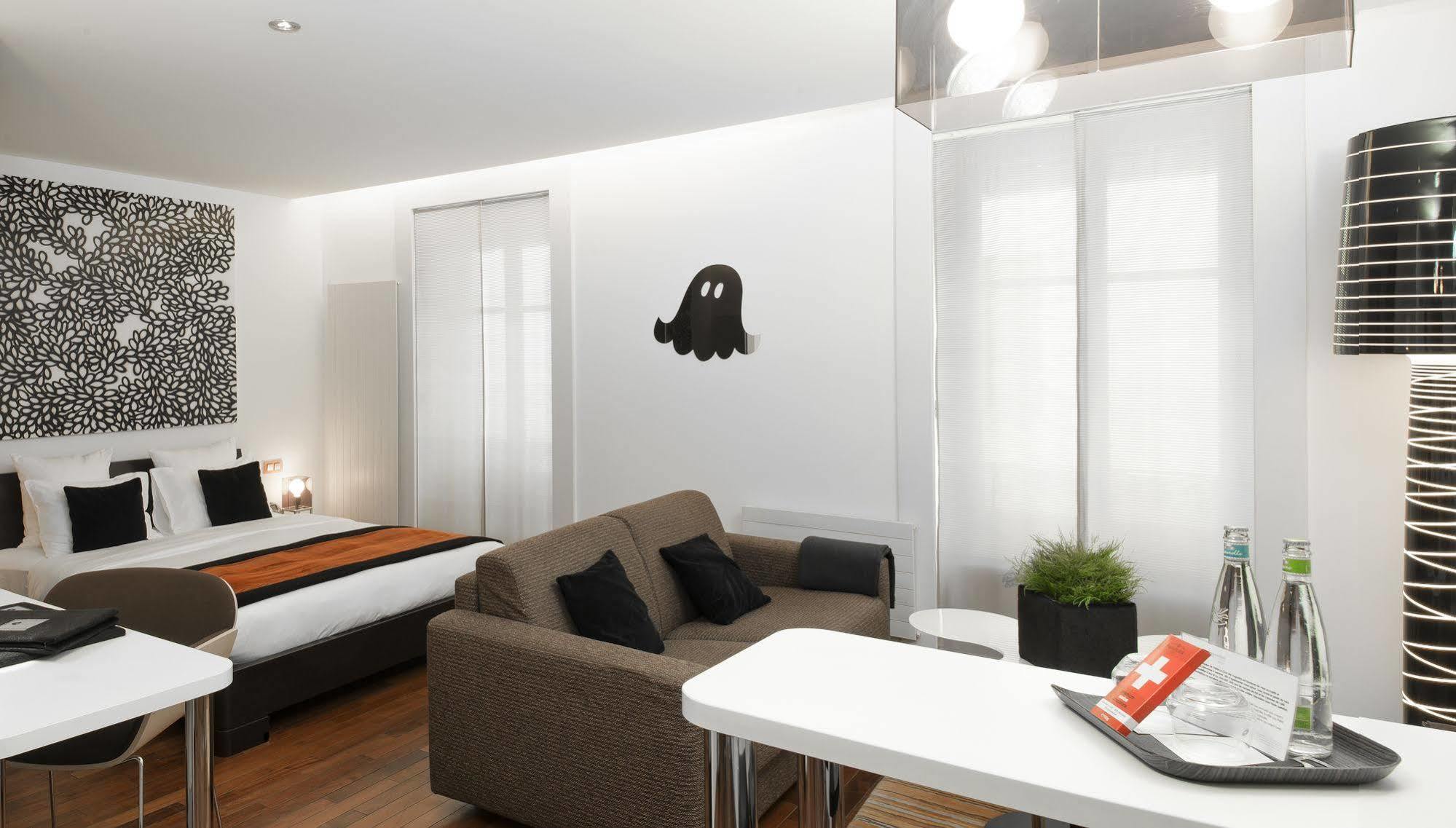 La Cour Des Augustins Boutique Gallery Design Genf